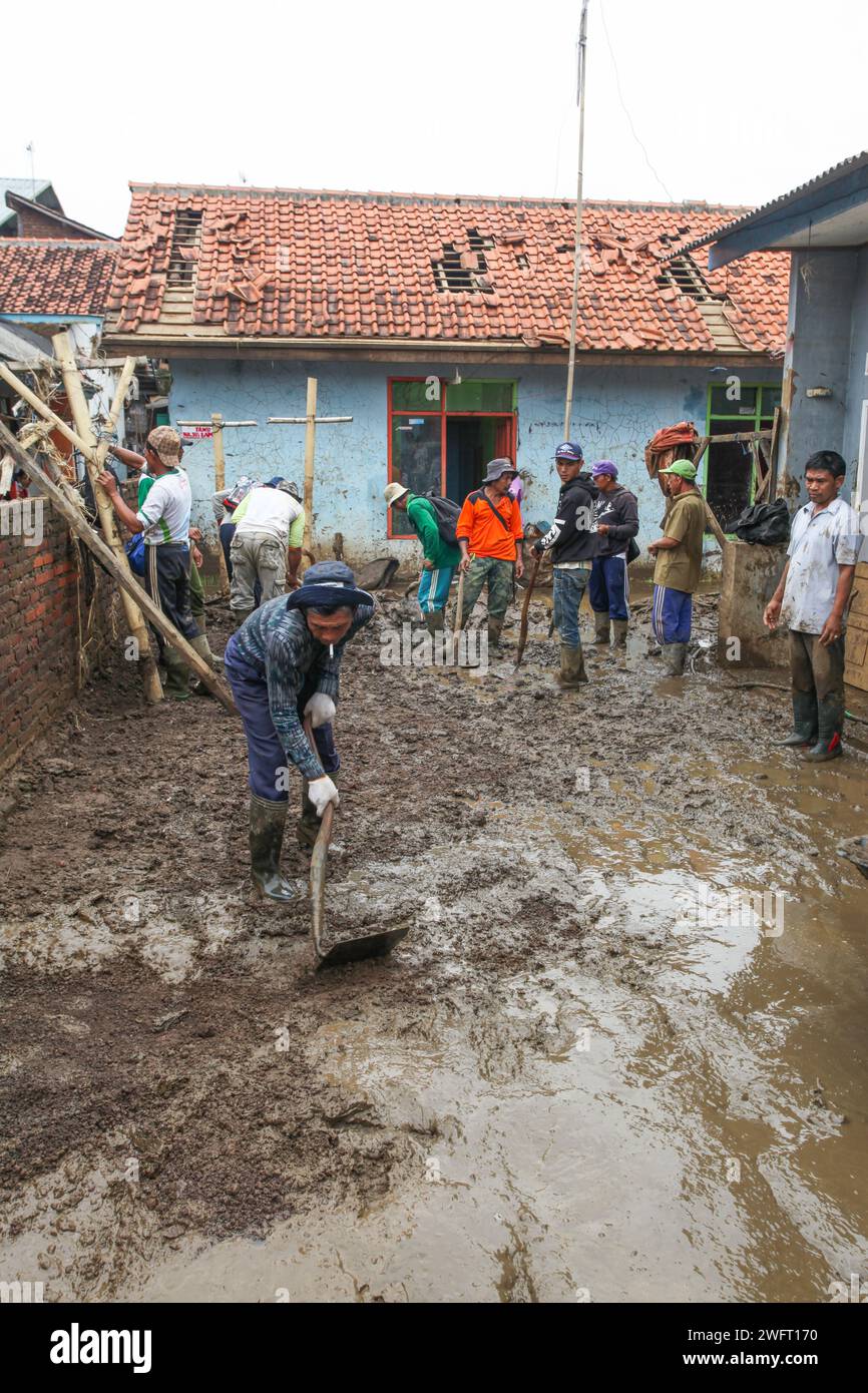 Suite à la crue éclair qui s'est produite à Garut, Java Ouest, Indonésie à minuit le 22 septembre 2016 quand la rivière Cimanuk a éclaté ses rives. Banque D'Images