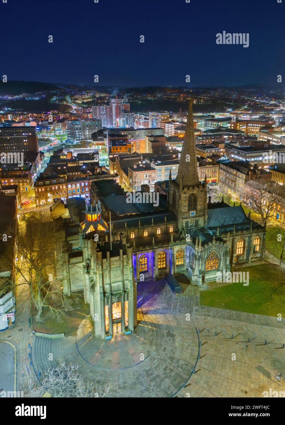 Sheffield, Yorkshire. Royaume-Uni. 01.26.2024 Cathédrale de Sheffield et centre-ville à la tombée de la nuit. Image aérienne. 26 janvier 2024. Banque D'Images