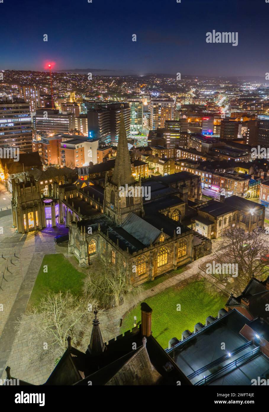 Sheffield, Yorkshire. Royaume-Uni. 01.26.2024 Cathédrale de Sheffield et centre-ville à la tombée de la nuit. Image aérienne. 26 janvier 2024. Banque D'Images