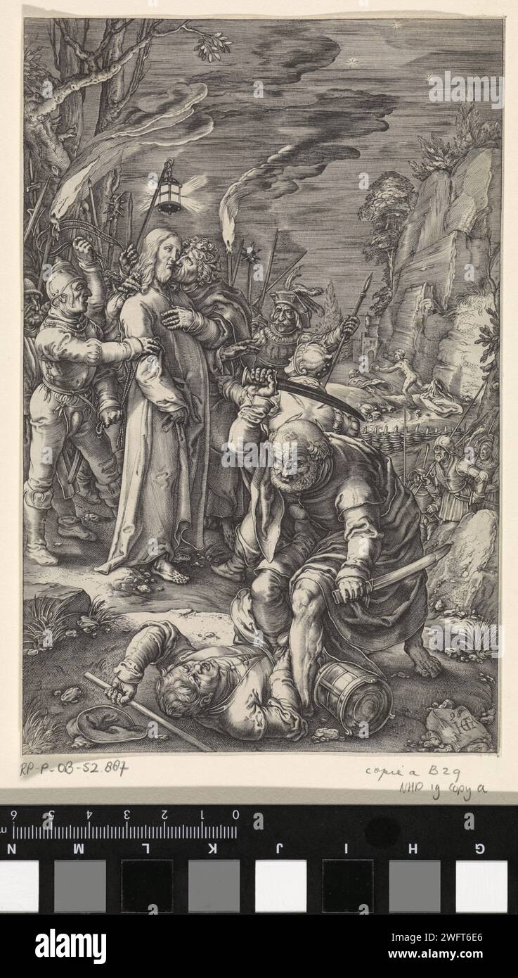 Collection du Christ, Anonyme, d'après Hendrick Goltzius, 1597 - 1667 imprimer Christ est capturé par des soldats à la cour de Getsémane. Judas l'embrasse sur la joue. Peter Malchus prend une oreille au premier plan. Papier néerlandais gravure du baiser de Judas : accompagné de soldats aux torches et aux lanternes, il embrasse le Christ. Pierre tire son épée et coupe l'oreille de Malchus Banque D'Images