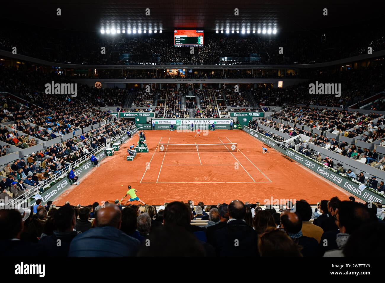 Vue générale (vue d'ensemble illustration, ambiance avec la foule, public, public) de la cour centrale en terre battue Philippe Chatrier avec pièce Novak Djokovic Banque D'Images