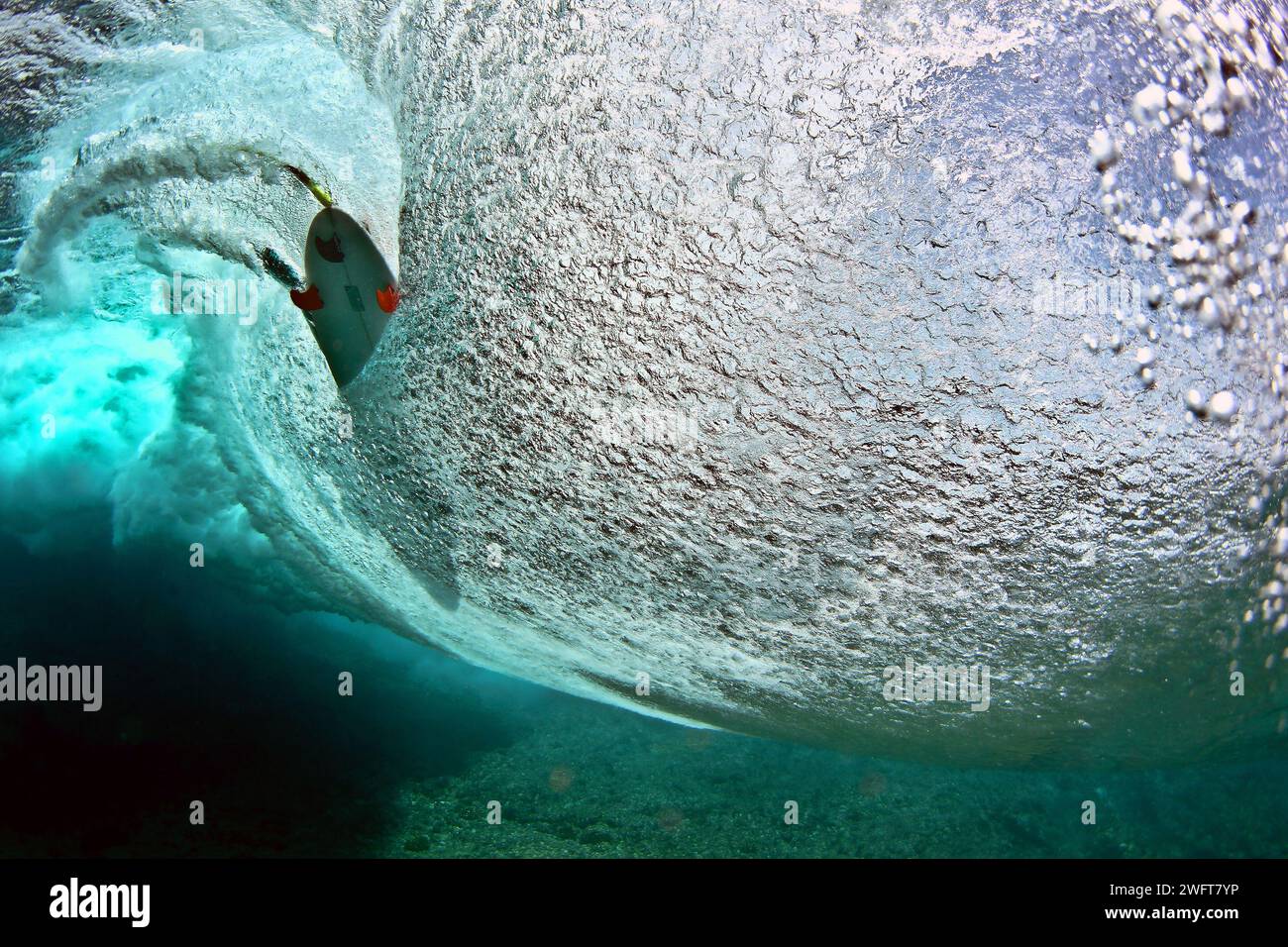 Polynésie française, Tahiti : site de surf à Teahupo'o : homme nageant sous l'eau, sous la vague. Teahupo'o est prévu pour accueillir la compétition de surf f Banque D'Images