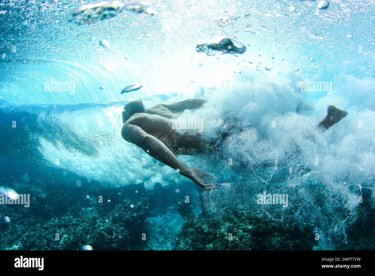 Polynésie française, Tahiti : site de surf à Teahupo'o : surfez sous l'eau, sous la vague. Teahupo'o est prévu pour accueillir la compétition de surf pour TH Banque D'Images