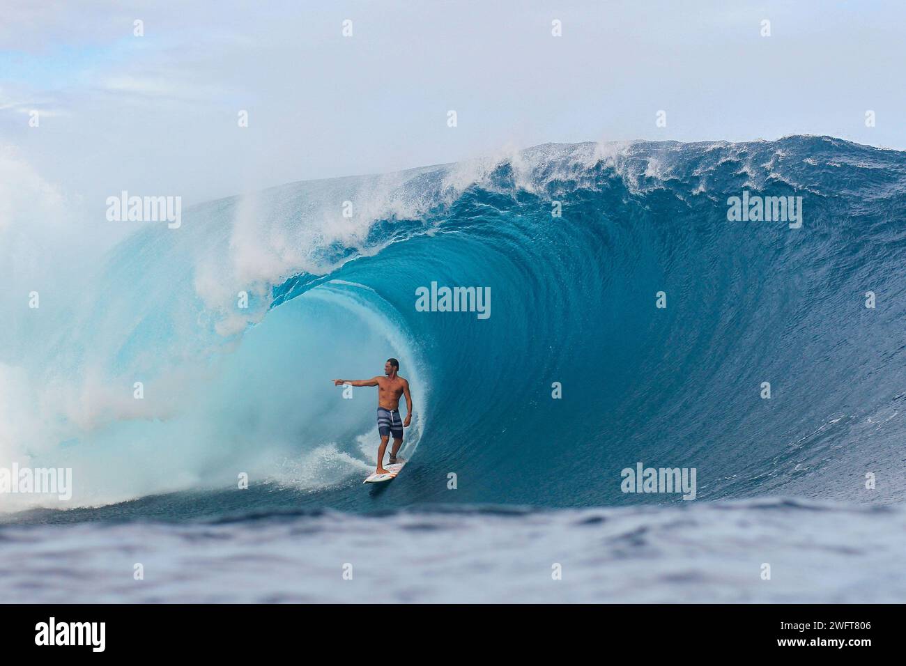 Polynésie française, Tahiti : site de surf à Teahupo'o : silhouette d'un surfeur sous l'eau, sous la vague. Teahupo'o est prévu pour accueillir la co de surf Banque D'Images