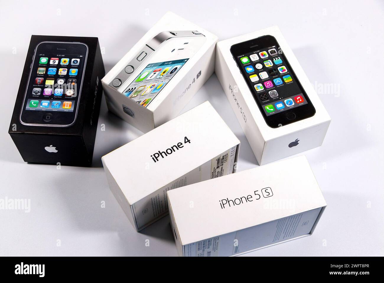 groupe de vieux emballages de boîtes iphone de pomme vintage, iphone 3gs, fond de studio blanc iphone 4 Banque D'Images