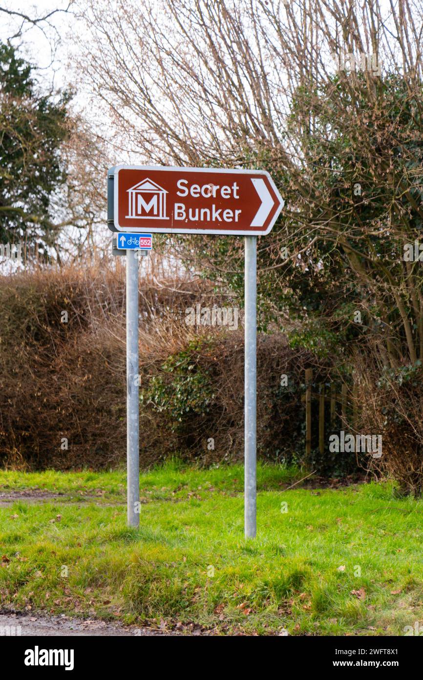 Panneau de direction touristique brun au MOD HACK vert bunker secret cheshire, utilisé dans la guerre froide comme abri contre les explosions nucléaires, poste de commandement maintenant un musée Banque D'Images
