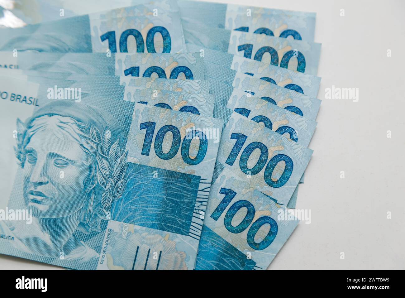 Plusieurs centaines de factures réelles - argent du Brésil sur fond blanc neutre Banque D'Images
