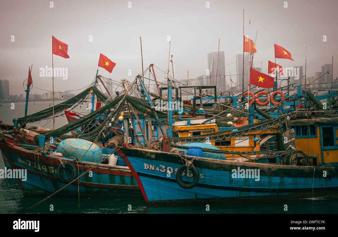 Les bateaux de pêche reposent sur un quai. Da Nang, Vietnam Banque D'Images