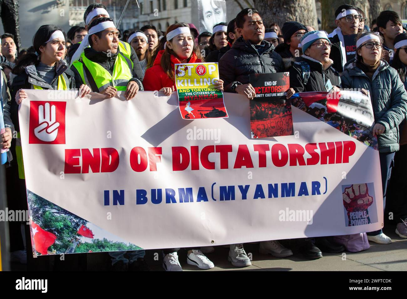 Londres, Royaume-Uni, 1 février 2024 FREE AUNGSAN SAN SUU KYI les manifestants en face de Downing Street mettent fin à la dictature en Birmanie {MYANMAR} crédit : Richard Lincoln/Alamy Live News Banque D'Images