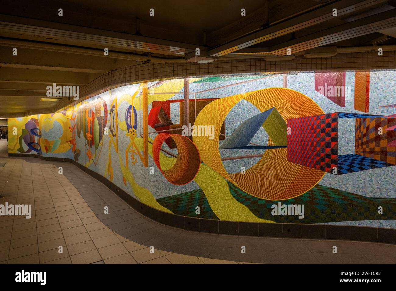 Passage à travers la mosaïque de verre à la Lexington Avenue et la station de métro 53rd Street à Manhattan NYC Banque D'Images
