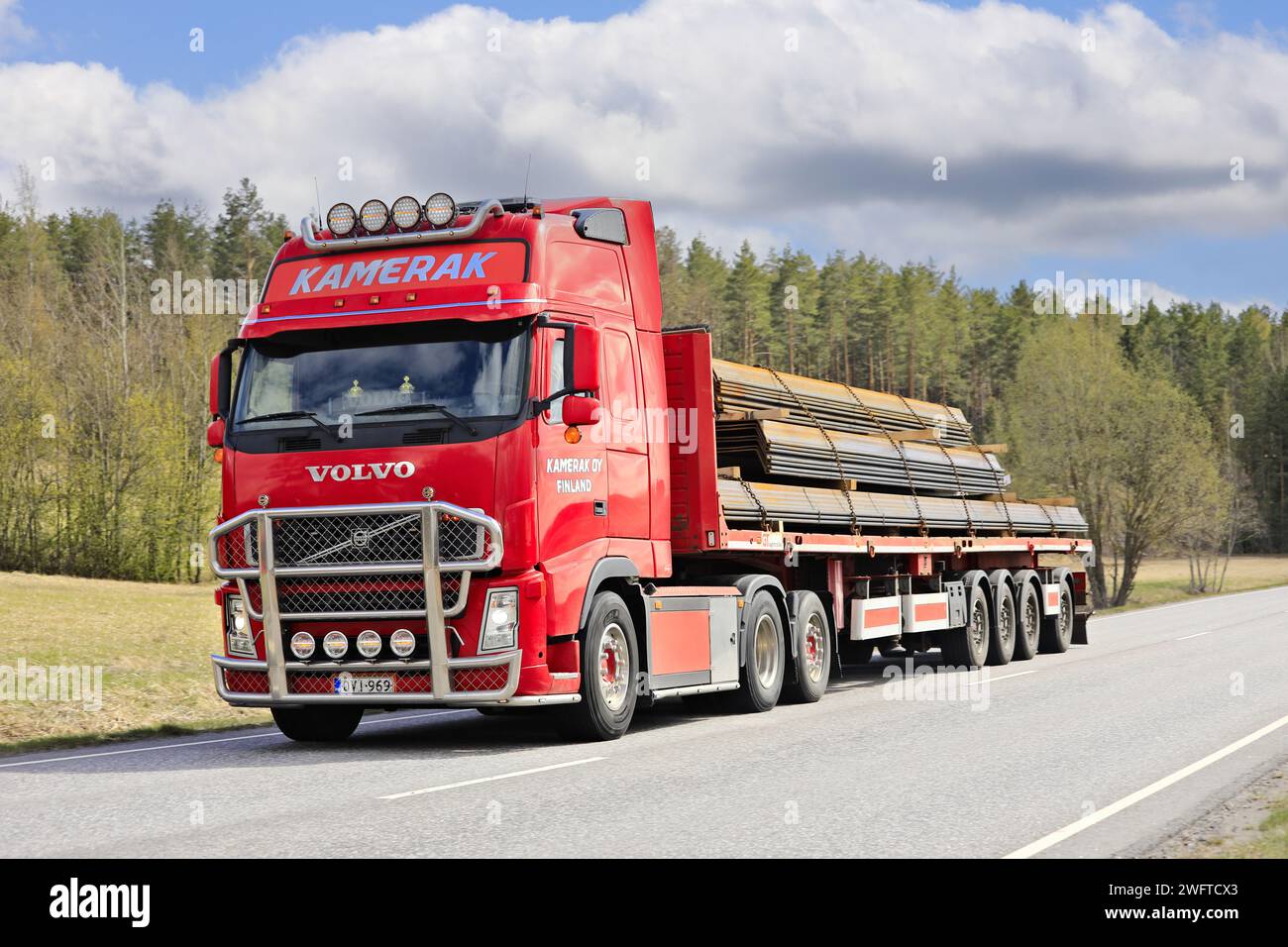 Camion rouge Volvo FH transportant une charge de poutres en acier sur semi-remorque à plateau GT. Salo, Finlande. 12 mai 2022. Banque D'Images
