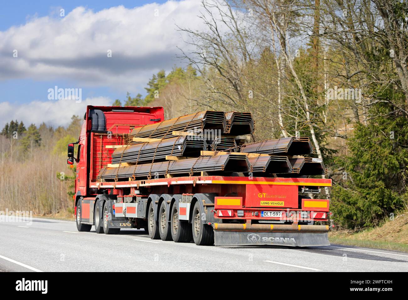 Camion transportant une charge de poutres en acier sur semi-remorque à plateau GT, vue arrière. Salo, Finlande. 12 mai 2022. Banque D'Images