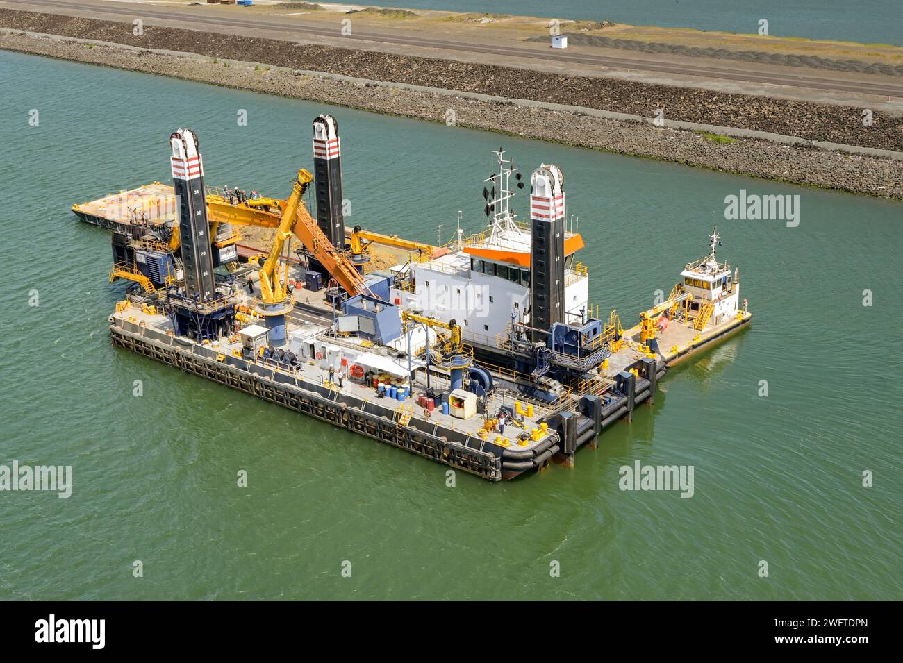 Canal de Panama, Panama - 23 janvier 2024 : Grande barge industrielle utilisée pour draguer le canal pour enlever le limon et la saleté. Banque D'Images