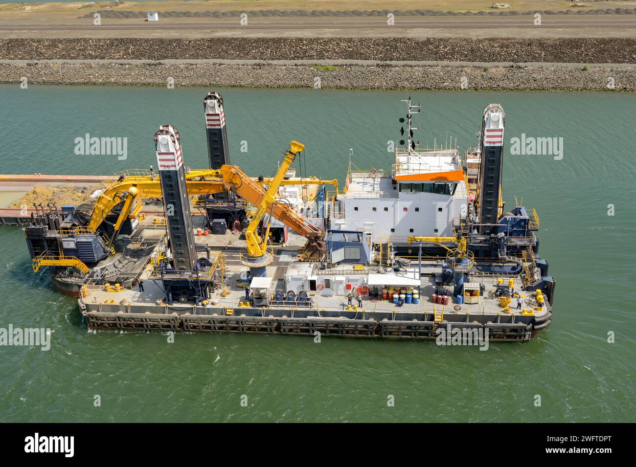 Canal de Panama, Panama - 23 janvier 2024 : Grande barge industrielle utilisée pour draguer le canal pour enlever le limon et la saleté. Banque D'Images