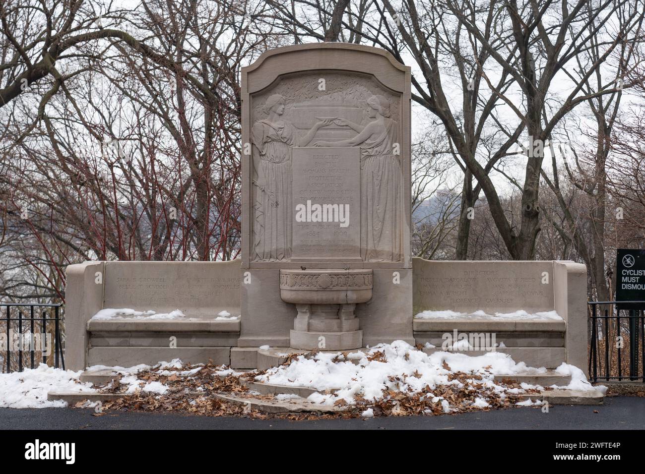 Une fontaine installée par l’Association de protection de la santé WomenÕs pour commémorer son 25e anniversaire. Scènes hivernales de New York. Date de la photo : Mar Banque D'Images