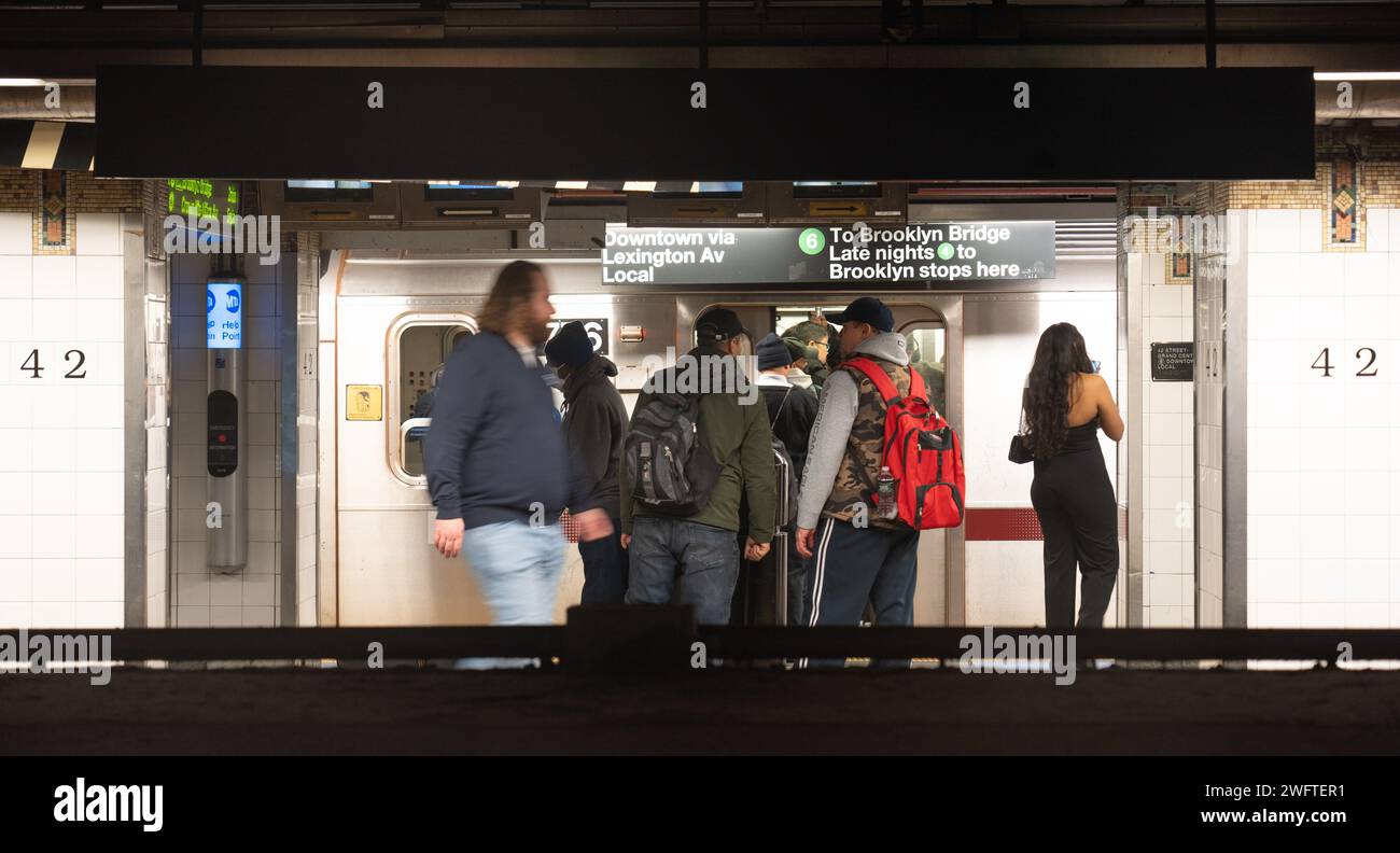 Une scène à l'intérieur d'une station de métro New-yorkaise. Date de la photo : Vendredi 26 janvier 2024. Photo : Richard Gray/Alamy Banque D'Images