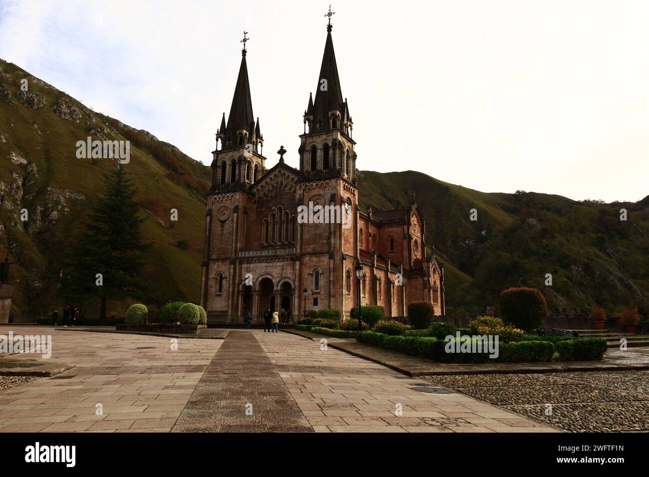 Basílica de Santa María la Real de Covadonga est une église catholique située à Covadonga, dans les Asturies, en Espagne Banque D'Images