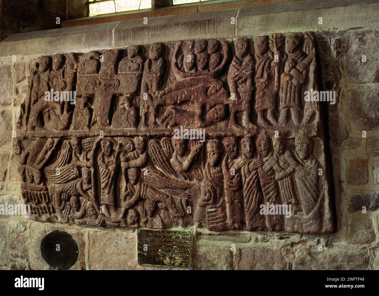 Le couvercle de cercueil anglo-saxon Wirksworth Stone fin C7th/800 monté sur le mur N de la nef de l'église St Mary's, Wirksworth, Derbyshire, Angleterre, Royaume-Uni. Banque D'Images