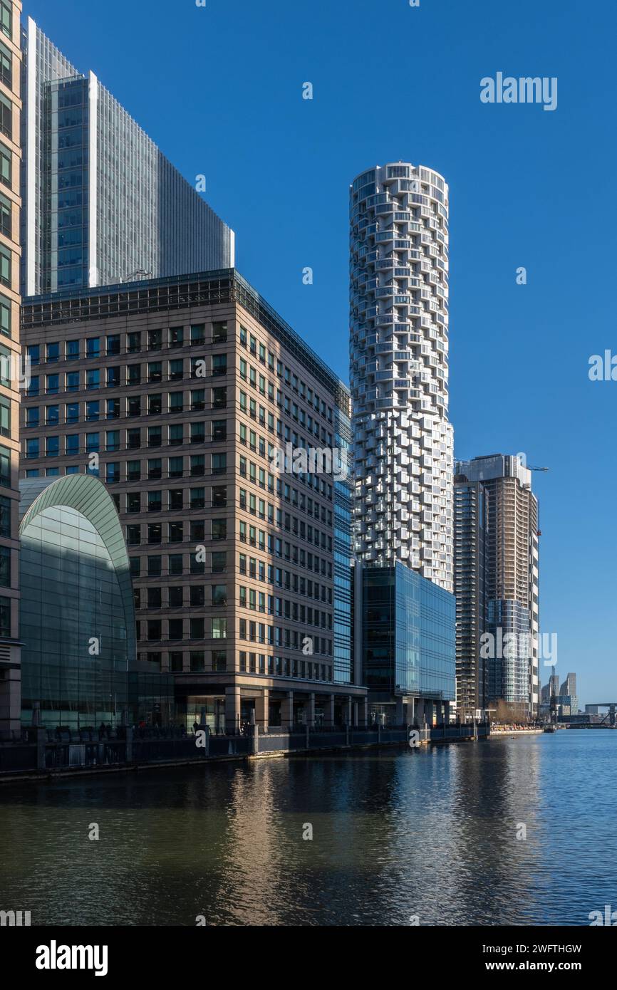 Le bâtiment cylindrique One Park Drive, un gratte-ciel conçu par Herzog & de Meuron, avec d'autres gratte-ciel à Canary Wharf, Londres, Angleterre, Royaume-Uni Banque D'Images