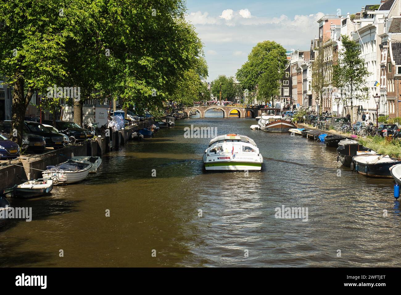Amsterdam, pays-Bas- juillet 8,2022 : Canal d'Amsterdam avec bateaux de croisière avec maison traditionnelle néerlandaise à Amsterdam, pays-Bas. Paysage et culte Banque D'Images