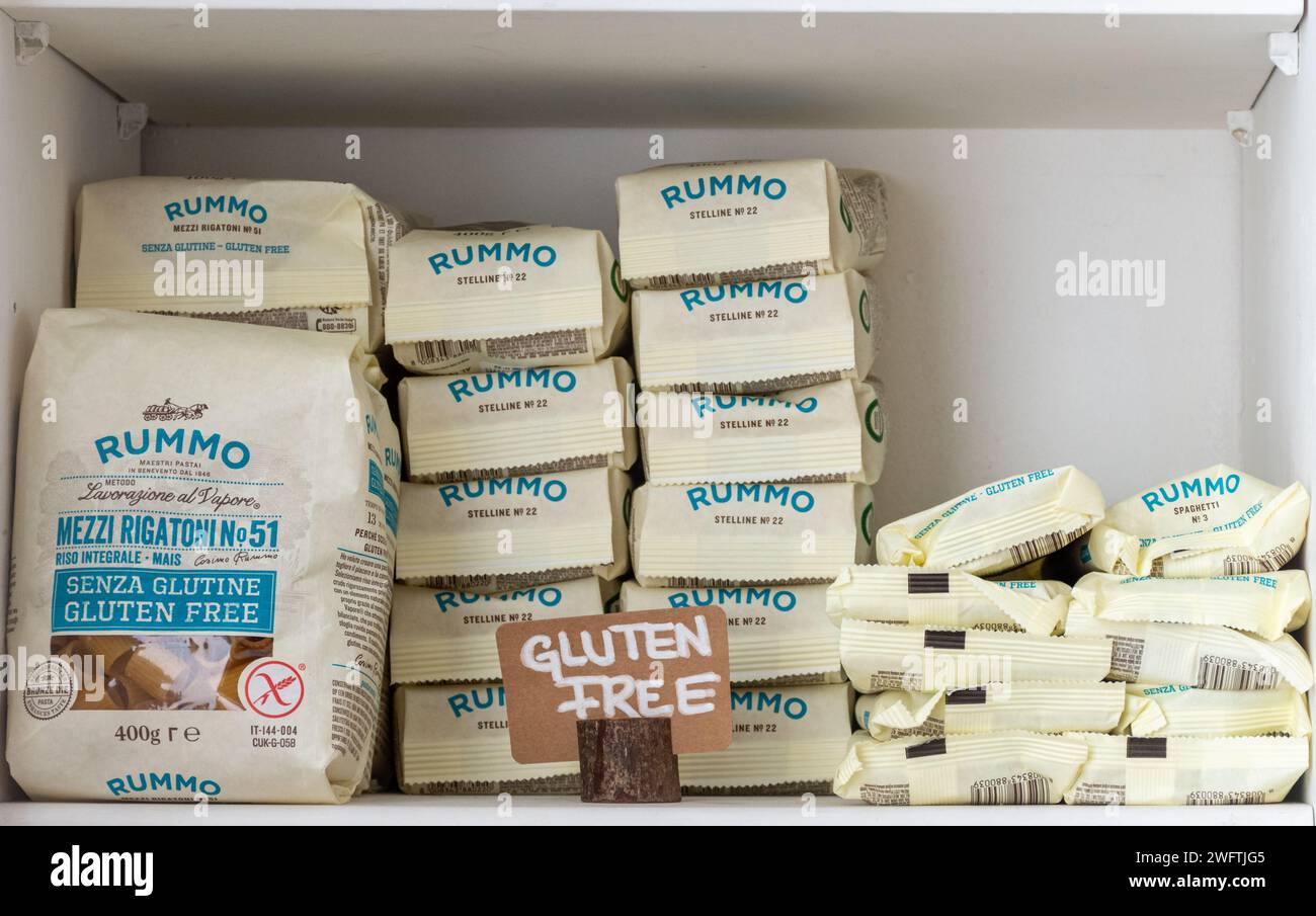 Pâtes sans gluten à vendre dans une épicerie italienne à Londres, Royaume-Uni. Pâtes de marque Rummo. Banque D'Images