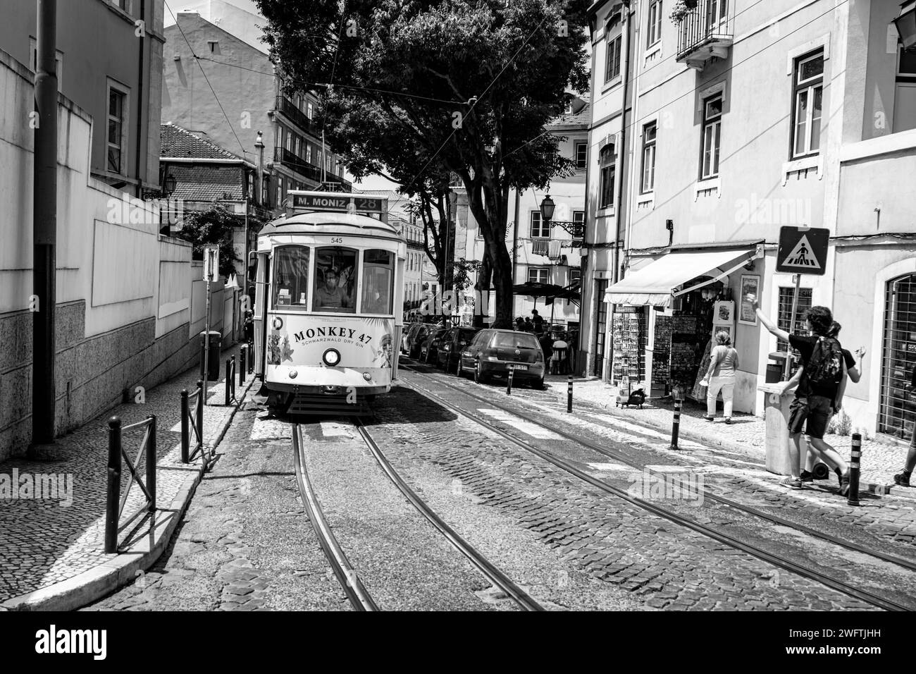 Lisbonne, Portugal- juillet 4,2022 ; célèbre tramway vintage jaune dans la rue de Lisbonne, Portugal. Destination de voyage célèbre Banque D'Images