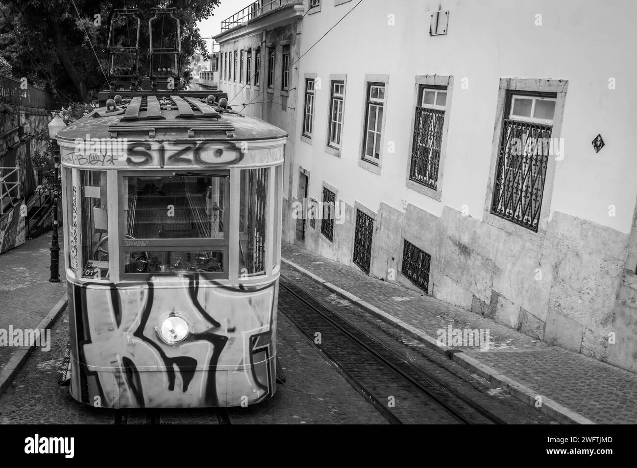 Lisbonne, Portugal- juillet 4,2022 ; célèbre tramway vintage jaune dans la rue de Lisbonne, Portugal. Destination de voyage célèbre Banque D'Images
