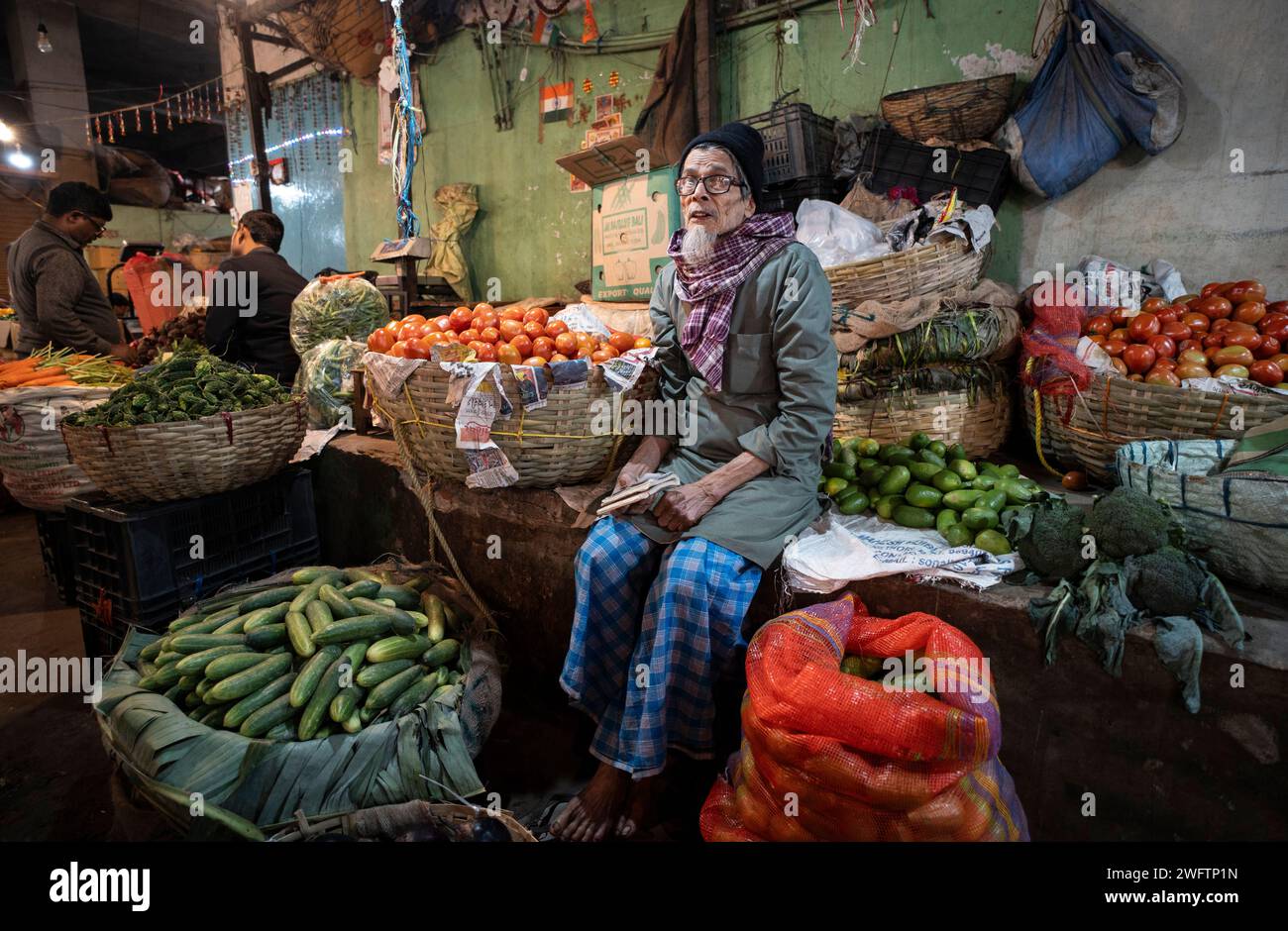 Vendeur vendant des légumes sur un marché, avant la présentation du budget intérimaire 2024 par le ministre des Finances de l’Union, Nirmala Sitharaman, à Guwahati, Assam, Inde, le jeudi 1 février, 2024. crédit : David Talukdar/Alamy Live News Banque D'Images