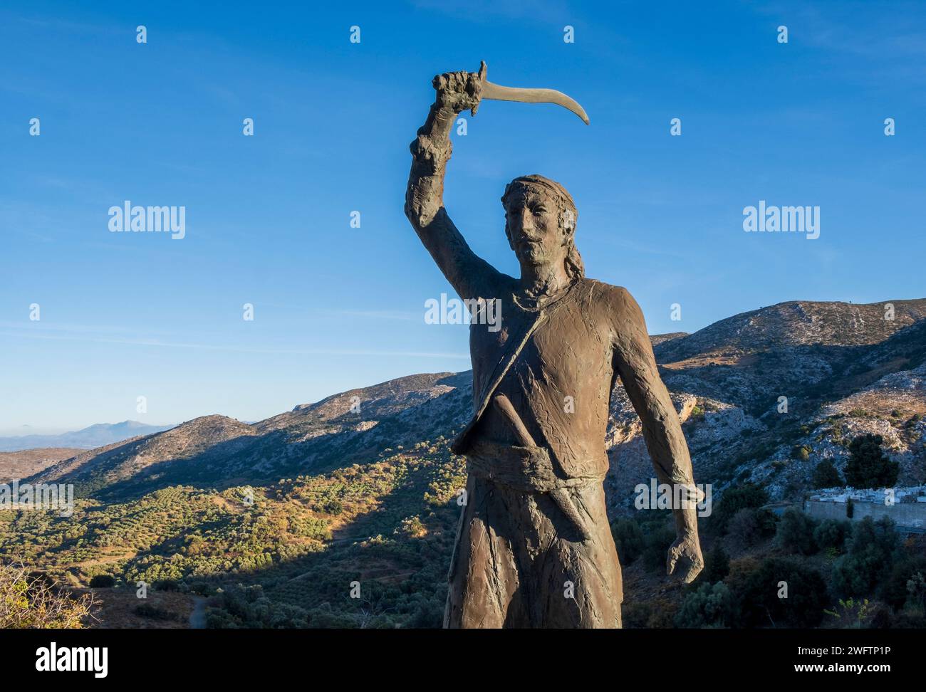 Statue de combattant de la résistance crétoise dans le village de montagne de Gonies, centre de la Crète Banque D'Images