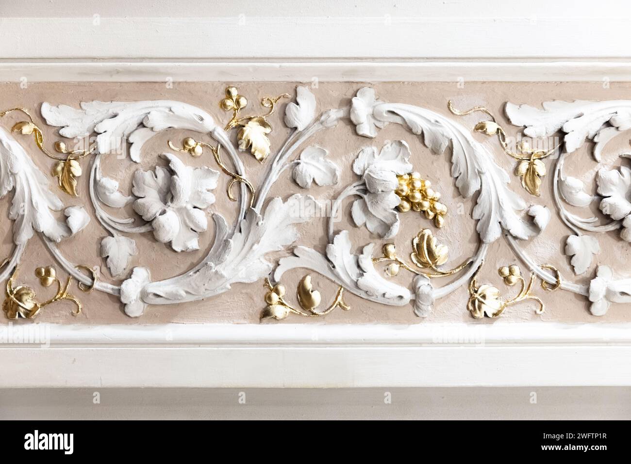 Éléments de design d'intérieur de luxe classiques, vigne blanche et raisins dorés en gypse, décoration murale vintage Banque D'Images