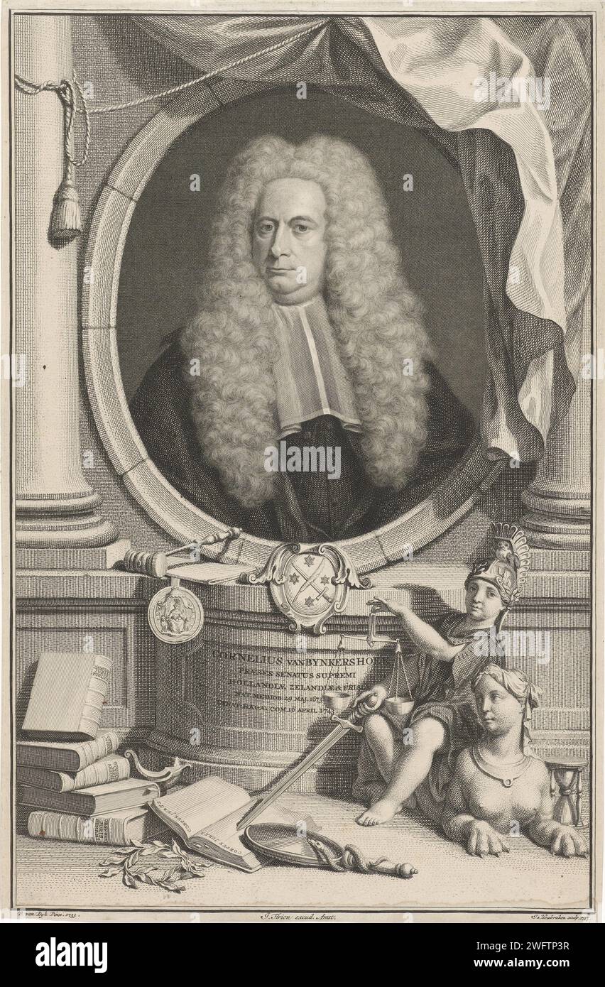 Portrait de Cornelis van Bynkershoek, Jacob Houbraken, d'après Philip van Dijk, buste imprimé en 1743 de Cornelis van Bynkershoek dans un ovale, entre deux colonnes. A droite un rideau et au premier plan la personnification du pouvoir judiciaire, assis au dos d'un sphinx. Livre à gauche au premier plan sur le pouvoir judiciaire, une couronne de Laurier et un miroir avec un serpent autour de la poignée. Sous le portrait sont arme et son nom et les données en quatre lignes en latin. Amsterdam gravure sur papier / gravure sphinx (lion/femme) ; 'Sfinge' (Ripa). symboles et allégories de la jurisprudence Banque D'Images