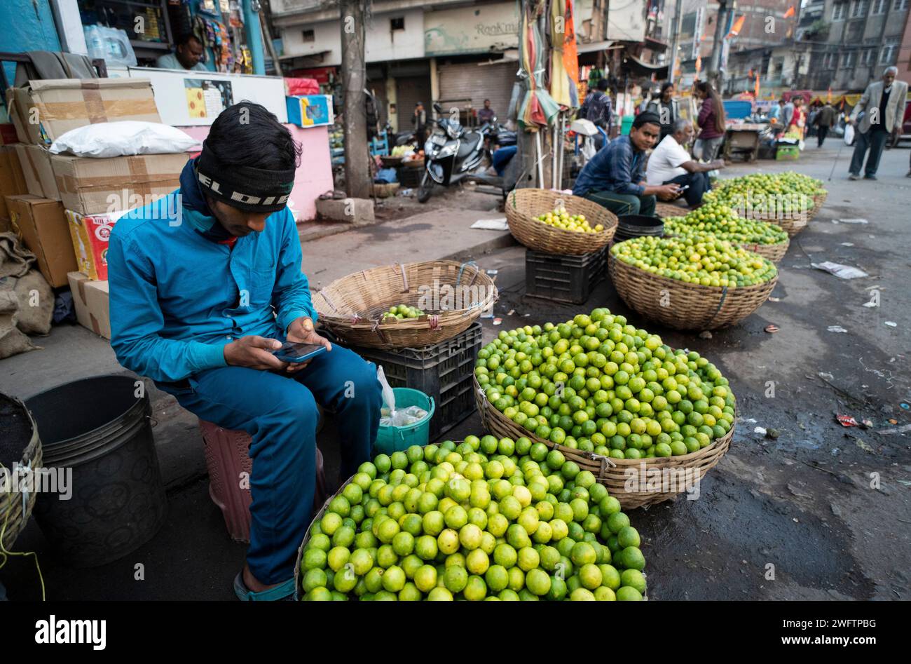 Vendeur vendant des citrons sur un marché, avant la présentation du budget intérimaire 2024 par le ministre des Finances de l’Union, Nirmala Sitharaman, à Guwahati, Assam, Inde, le jeudi 1 février, 2024. crédit : David Talukdar/Alamy Live News Banque D'Images