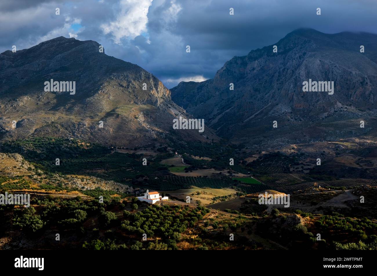 Chapelle près du village de Gianniou avec canyon de Kourtaliotiko et montagnes en arrière-plan à l'aube, Crète Banque D'Images