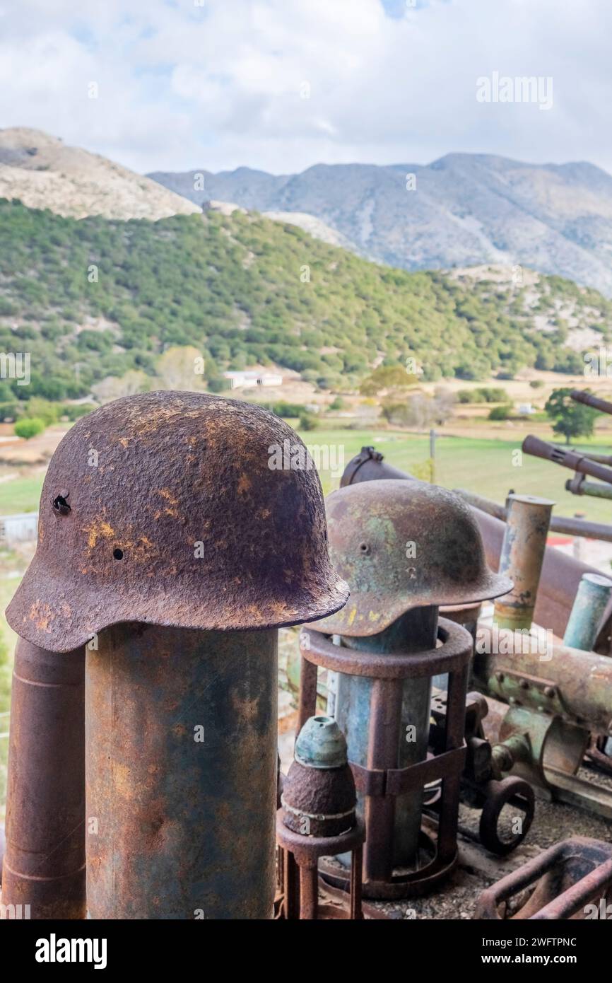 Casques Wehrmacht et armes de la seconde Guerre mondiale exposés dans le musée dans le village de montagne d'Askifou, Crète, Grèce Banque D'Images