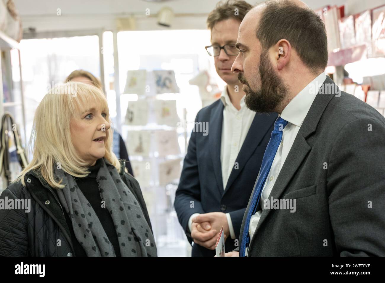 Shenfield Essex, Royaume-Uni. 1 février 2024. Richard Holden le président du Parti conservateur effectue une visite de camp à Shenfield Essex UK Un commerçant local parle avec Alex Burghart MP et Richard Holden mp Credit : Ian Davidson/Alamy Live News Banque D'Images