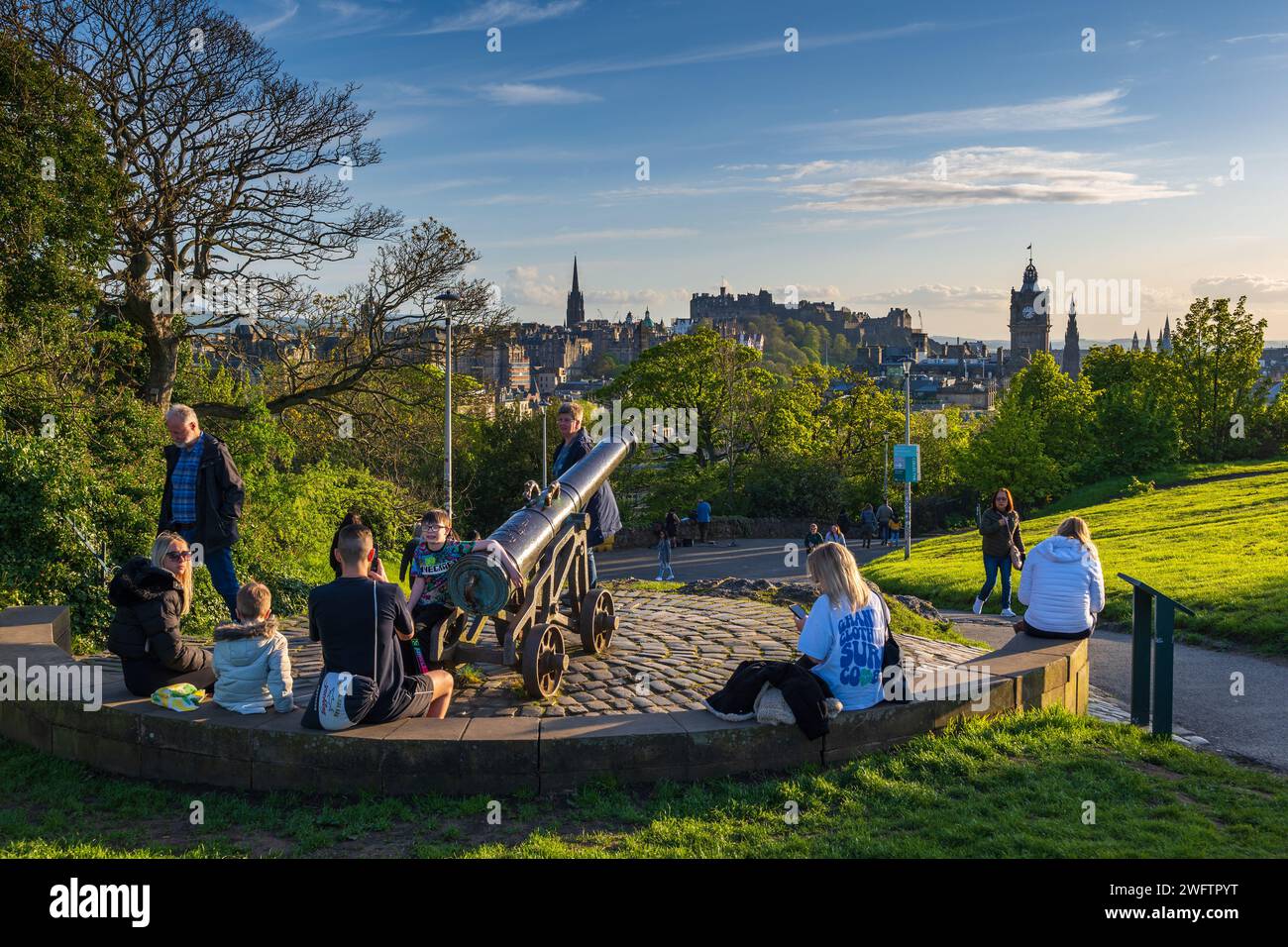 Les gens au Cannon portugais sur Calton Hill au coucher du soleil à Édimbourg, Écosse, Royaume-Uni. Banque D'Images