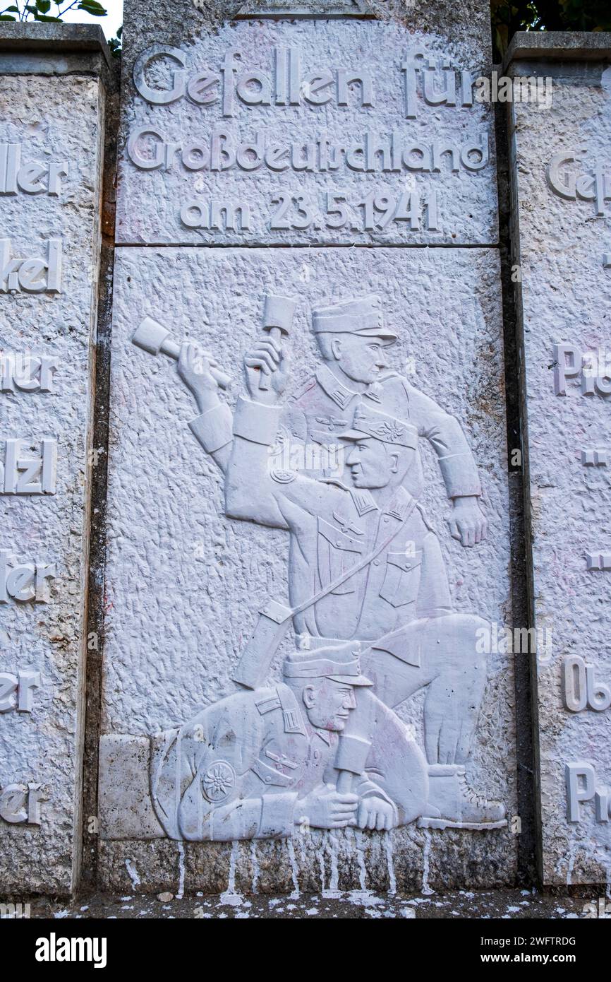 Mémorial controversé de l'ère nazie allemande récemment rénové par des membres d'une association allemande dans le village de montagne de Floria, en Crète Banque D'Images