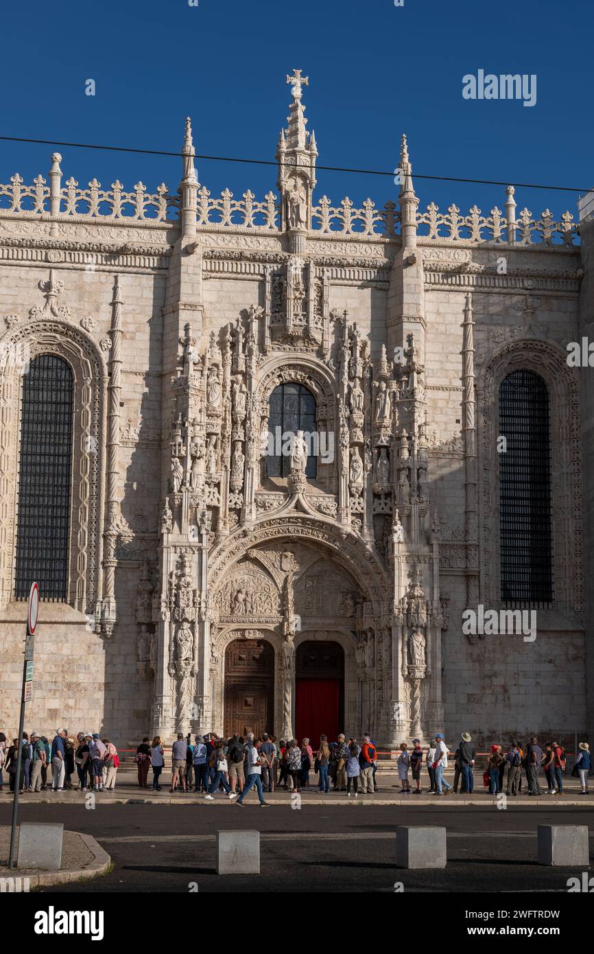 Portail sud orné vers le monastère Jeronimos à Belem, Lisbonne, Portugal, conçu par Juan de Castillo, les gens qui attendent dans la queue pour le monument de la ville. Banque D'Images