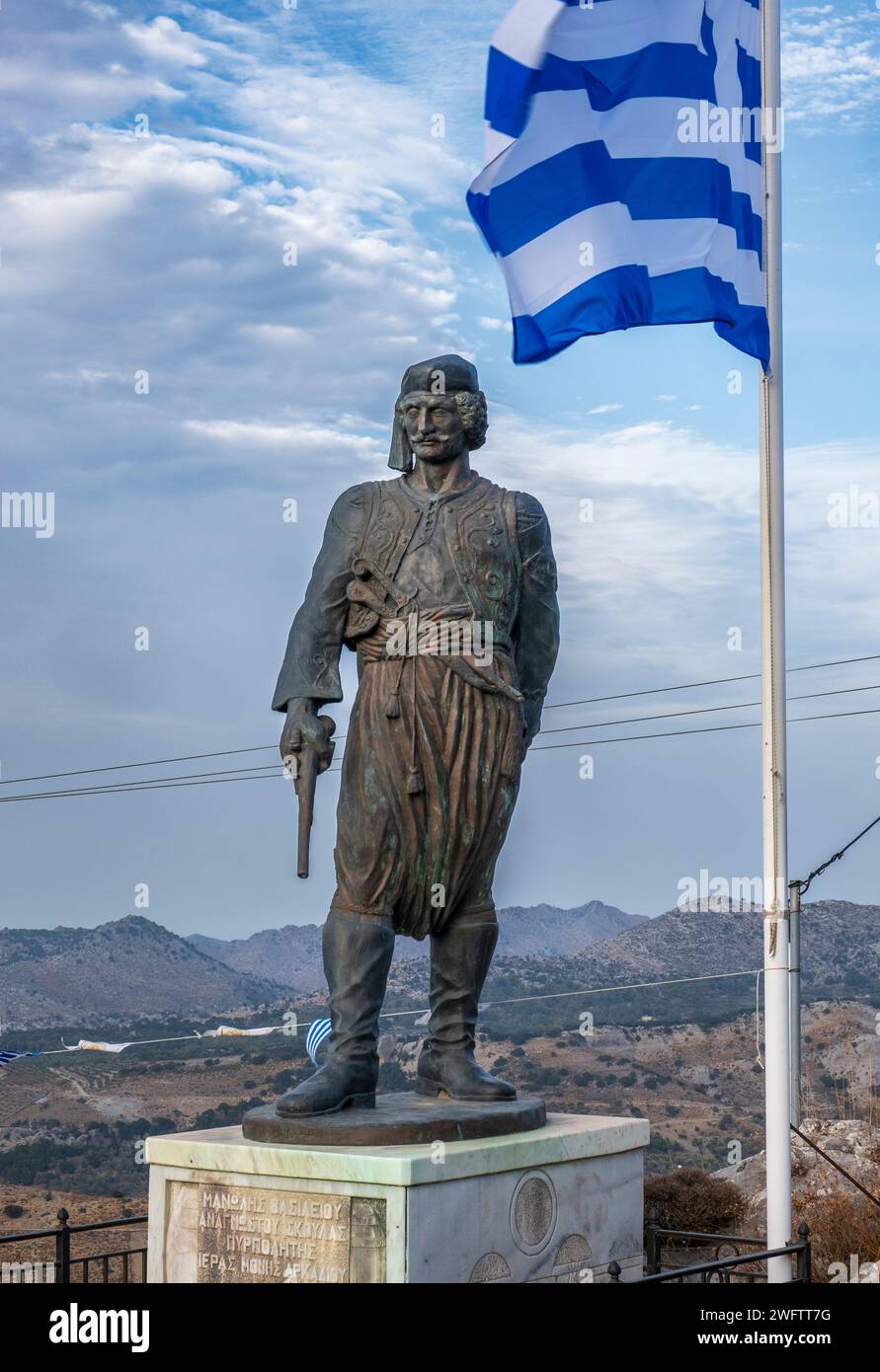 Statue du combattant crétois de la liberté dans le village de montagne d'Anogia, Crète Banque D'Images