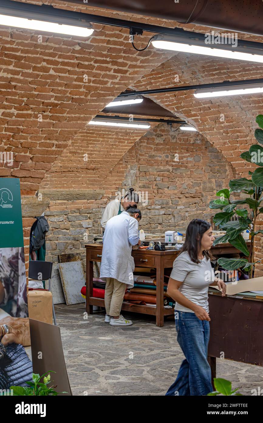 Ouvriers qualifiés du cuir créant des articles en cuir au Florence Schhool of Leather, Scuola del Cuoio, Florence, Italie Banque D'Images