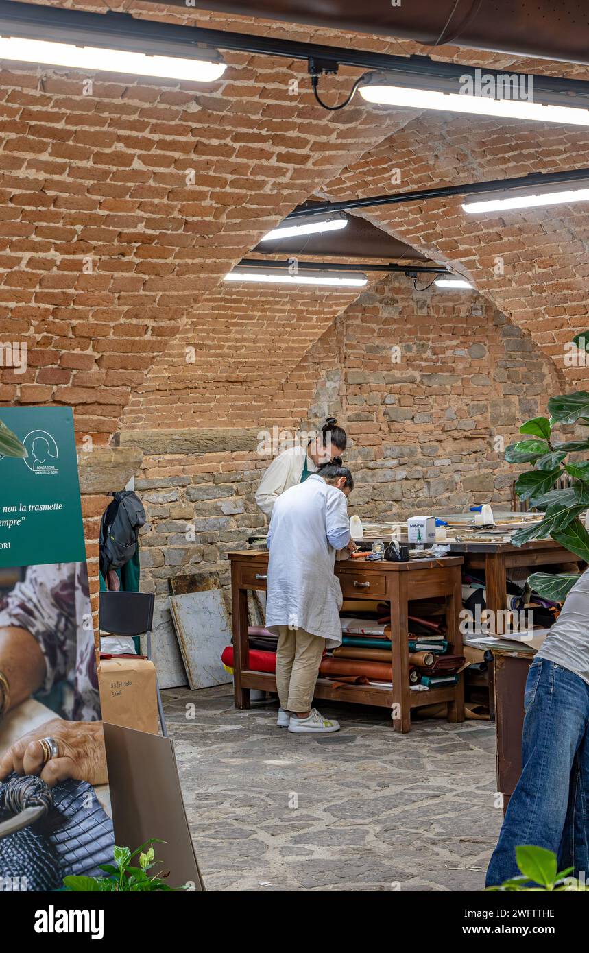 Ouvriers qualifiés du cuir créant des articles en cuir au Florence Schhool of Leather, Scuola del Cuoio, Florence, Italie Banque D'Images