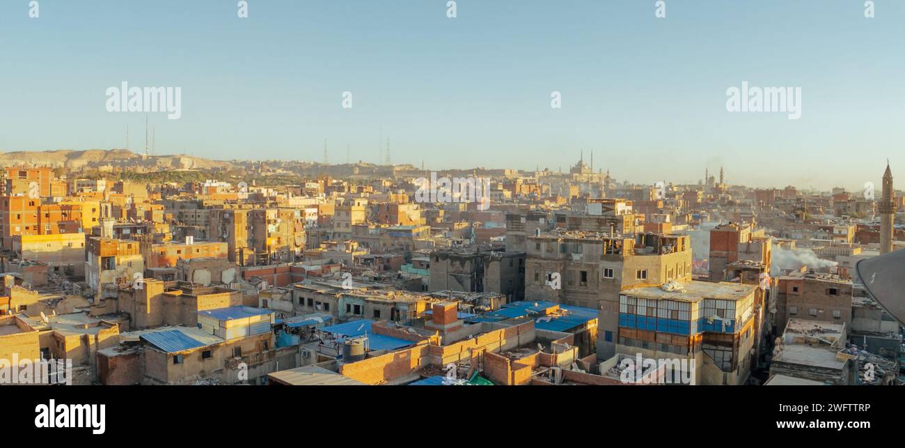 Une horloge urbaine imposante au cœur d'une zone métropolitaine Banque D'Images