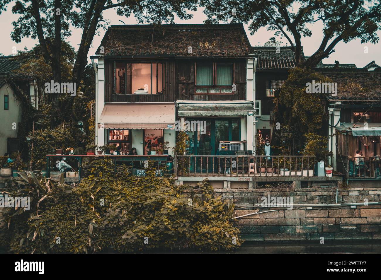 Une vue pittoresque sur la rivière d'une maison chinoise historique sur le côté du lac Banque D'Images