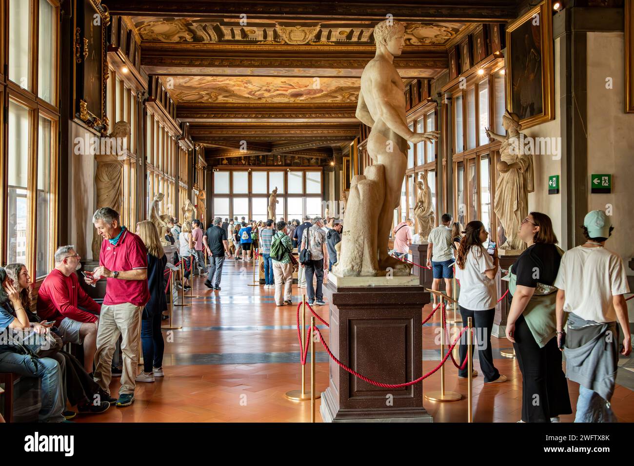 Les gens admirant l'œuvre d'art à l'intérieur de la Galerie des Offices, l'un des meilleurs musées d'art du monde à Florence, Italie Banque D'Images
