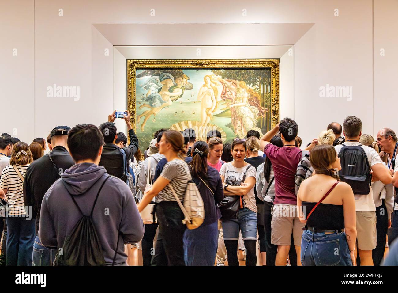 De grandes foules de gens essayant d'entrevoir la naissance de Vénus par Botticelli à la Galerie des Offices , l'un des meilleurs musées d'art du monde à Florence , Italie Banque D'Images