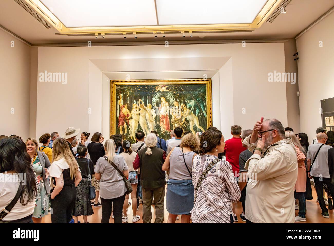 De grandes foules de gens essayant d'apercevoir Primavera de Botticelli à la Galerie des Offices, l'un des meilleurs musées d'art du monde à Florence, en Italie Banque D'Images