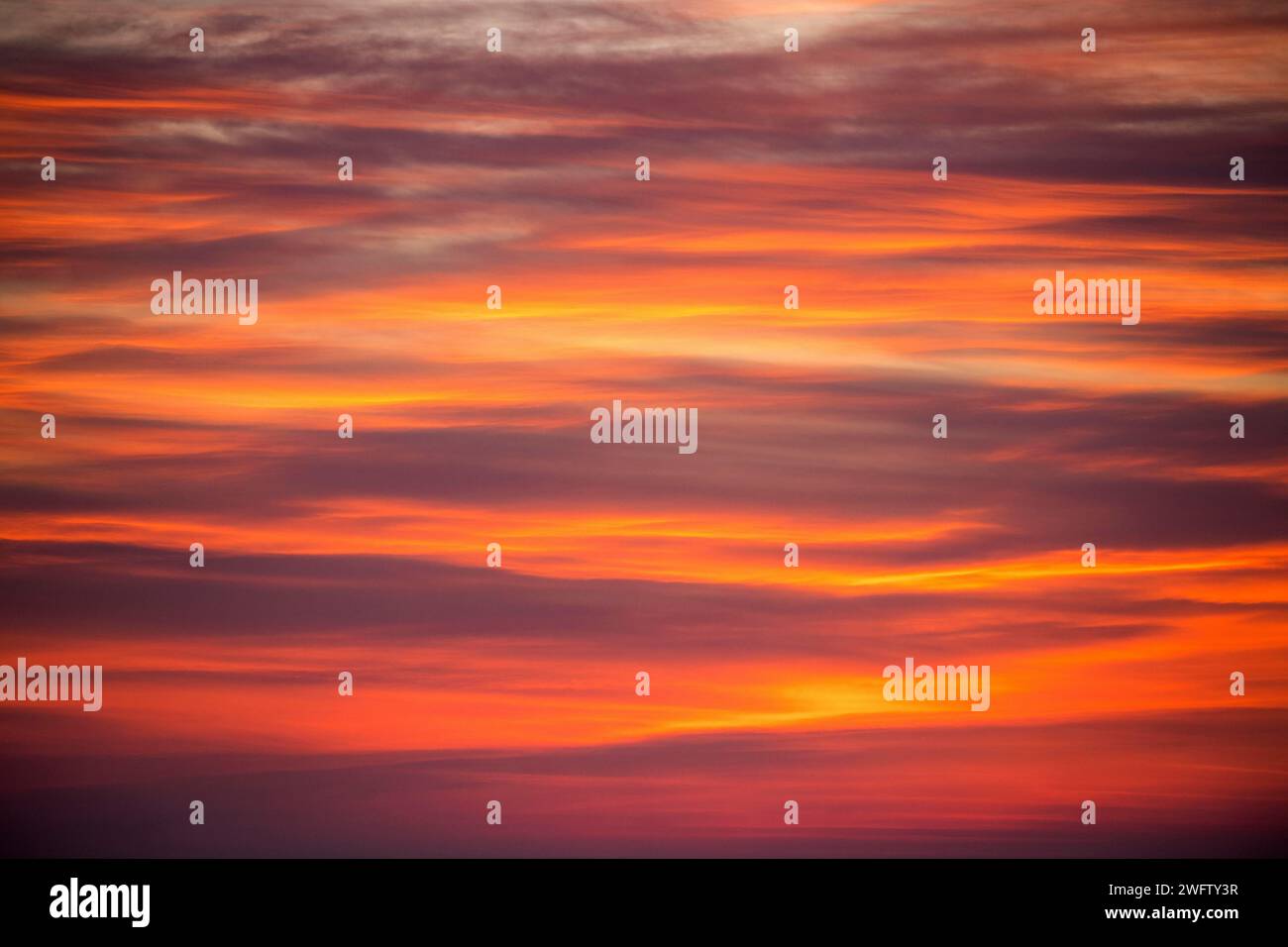 Ciel nuageux de couleur orange-rouge après le coucher du soleil, formation de nuages, ciel nocturne, coucher de soleil, Baden-Wuerttemberg, Allemagne Banque D'Images