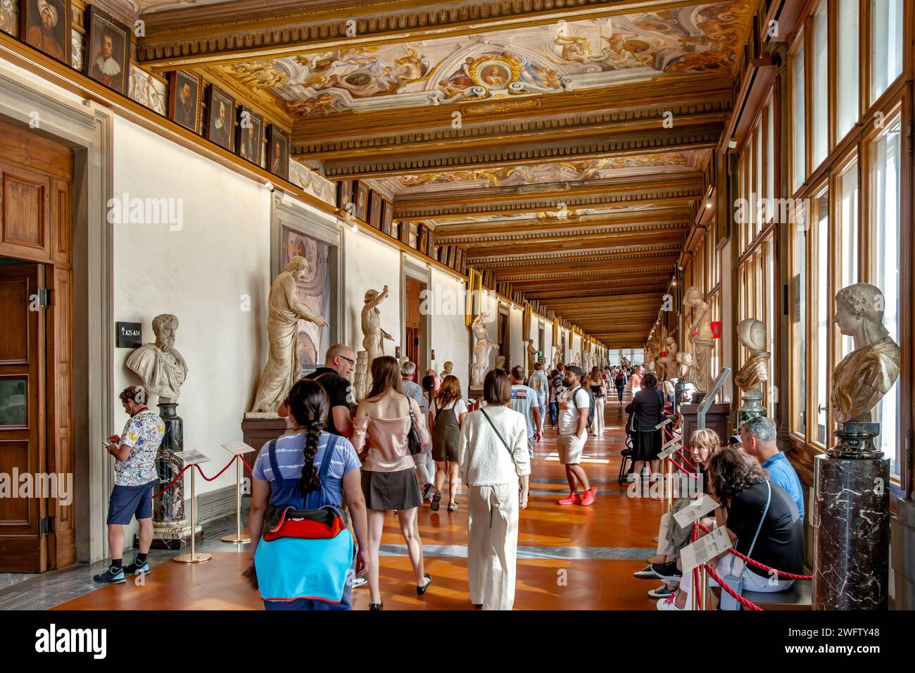 Les gens admirant l'œuvre d'art à l'intérieur de la Galerie des Offices, l'un des meilleurs musées d'art du monde à Florence, Italie Banque D'Images