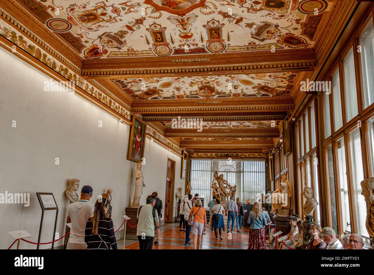 Les gens admirant l'œuvre d'art à l'intérieur de la Galerie des Offices, l'un des meilleurs musées d'art du monde à Florence, Italie Banque D'Images