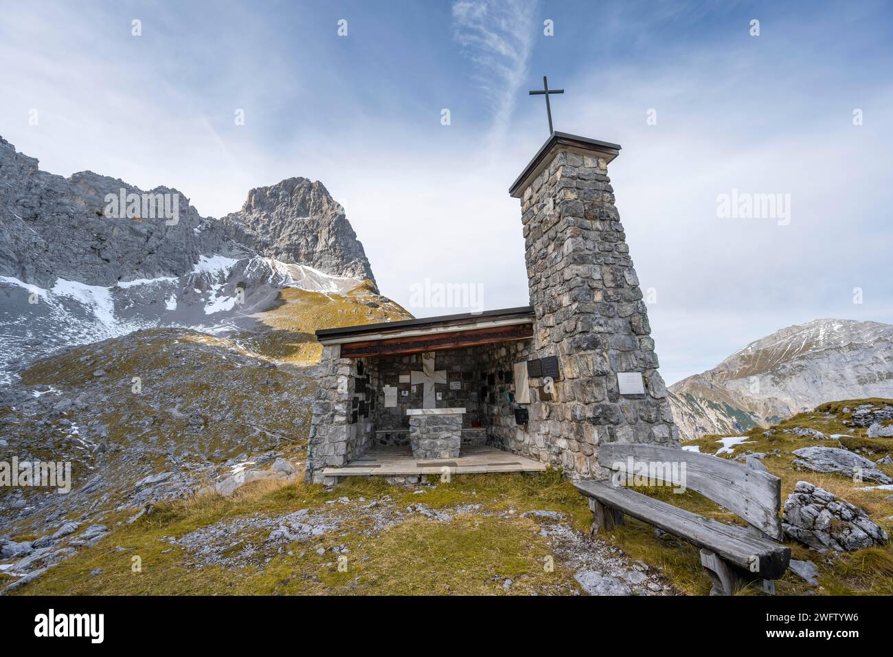 Lamsenjoch Chapel, mémorial pour les alpinistes morts dans un accident, en automne, sommet rocheux du Lamsenpitze, Karwendel, Tyrol, Autriche Banque D'Images